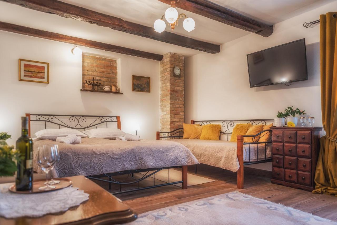 Tri Mudraca Inn Karanac Oda fotoğraf