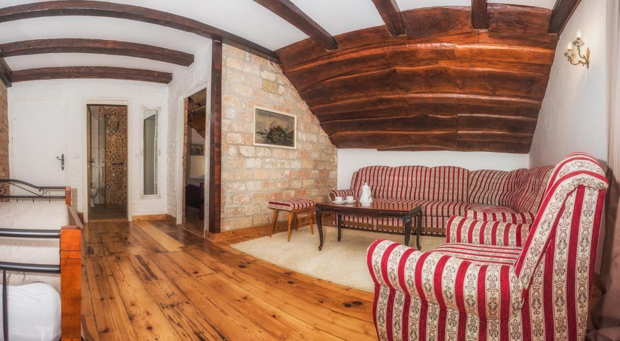 Tri Mudraca Inn Karanac Oda fotoğraf