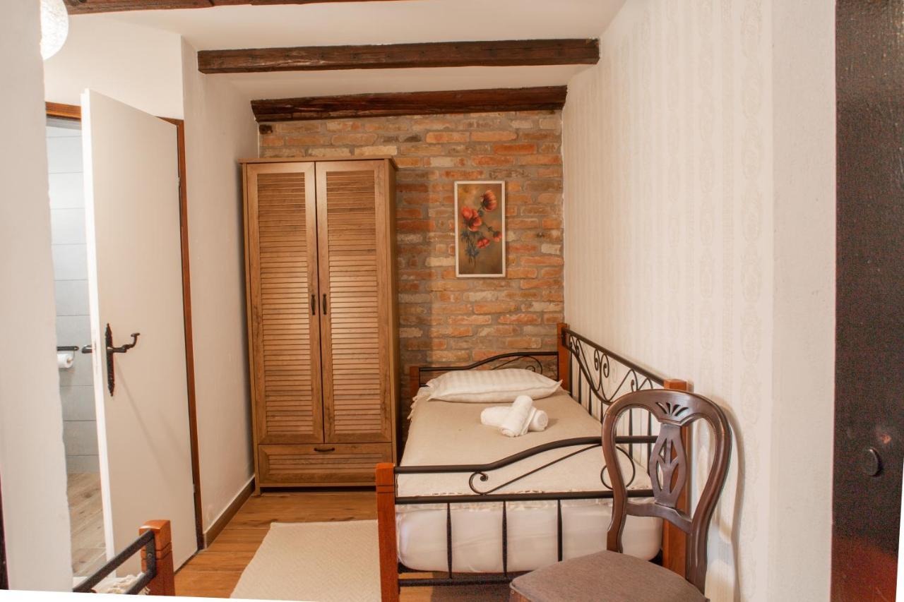 Tri Mudraca Inn Karanac Dış mekan fotoğraf
